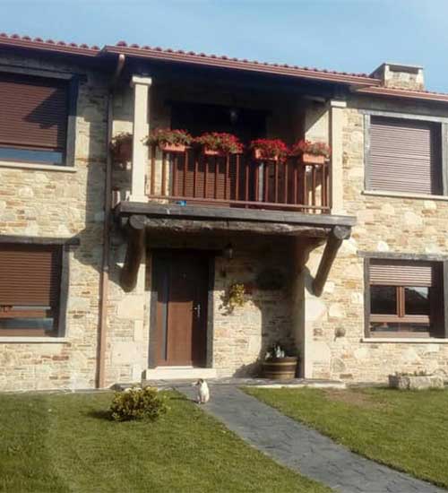 Fotografía de un chalet preciosos de piedra con ventanas nuevas color nogal y persianas color nogal eficientes. Hechas por Top Ventana Refoma junto a sus profesionales colaboradores de la contrucción.