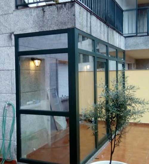 Fotografía de un porche de una casa con ventanales grandes, proyecto hecho por Top Ventana Reforma en colaboración con otros profesionales del sector.