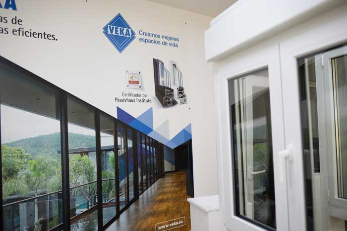Fotografía del pasillo de la oficinas de Top Ventana Refoma.